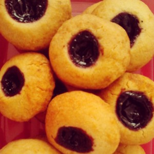 Little Lemon Shortbread Biscuits with Blueberry Jam